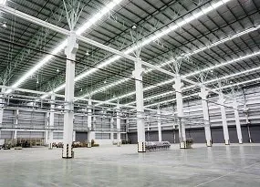 Industirehalle mit erleuchteter Decke 