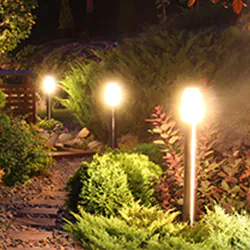 Gartenweg mit Pollerleuchte Gartenweg mit Pollerleuchte